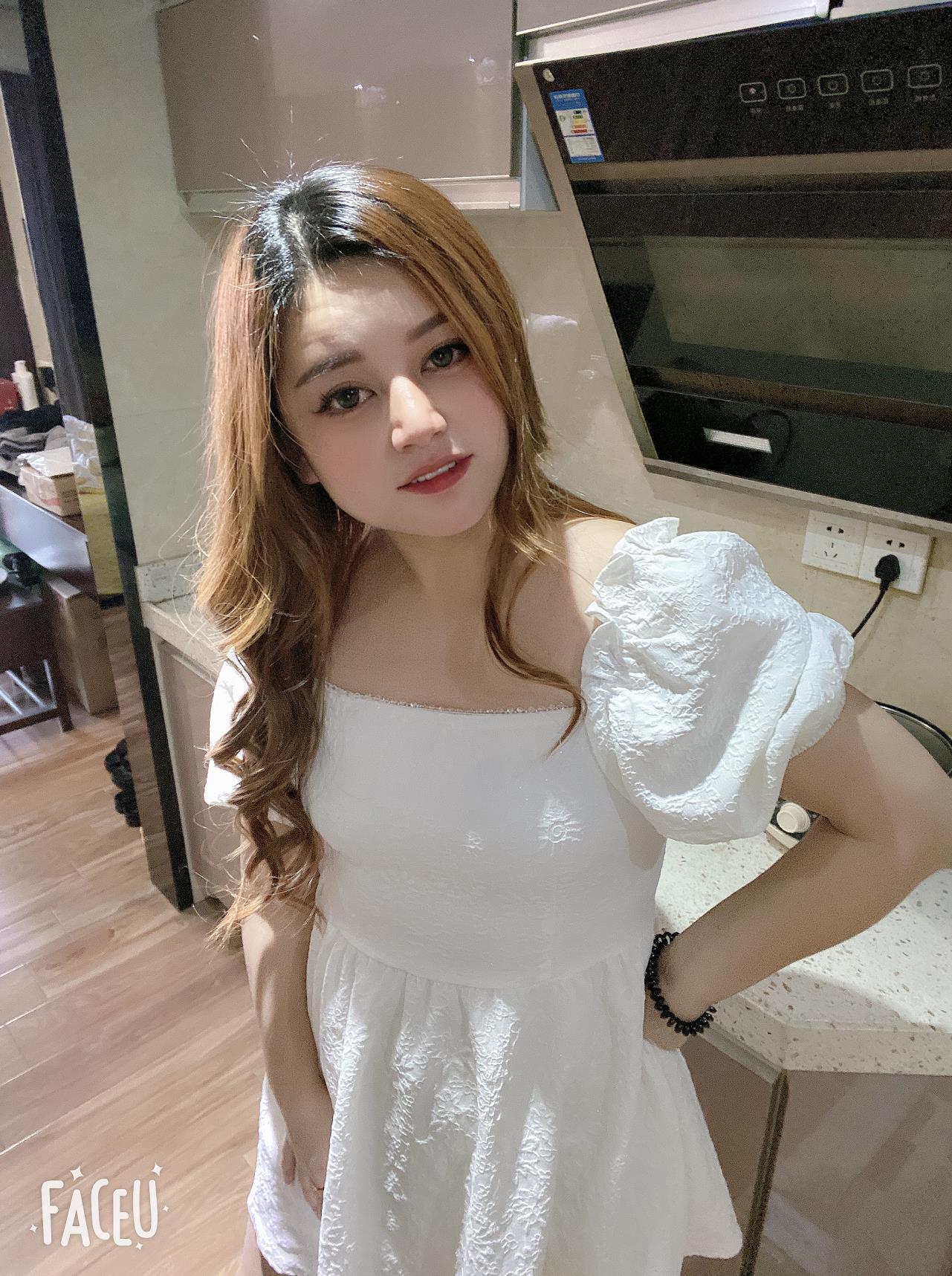 服务周到的兮兮，微胖的妹子弹性十足 第1张